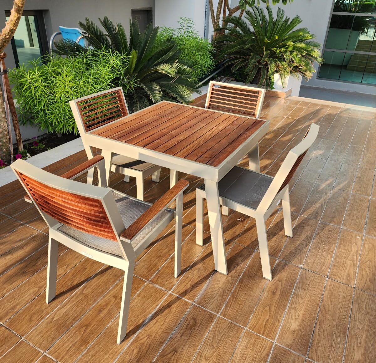 tables-in-solid-wood-plywood-and-mdf
